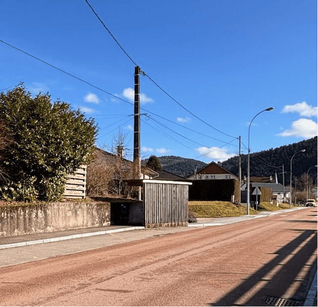 Arrêt de bus à Dommartin - vue de jour