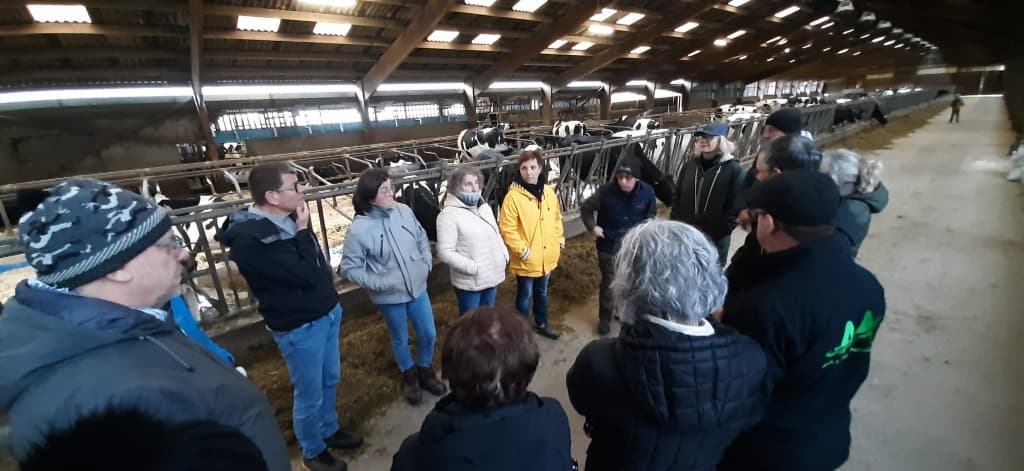 Visite au GAEC des Mitreuches - Échanges dans l'étable